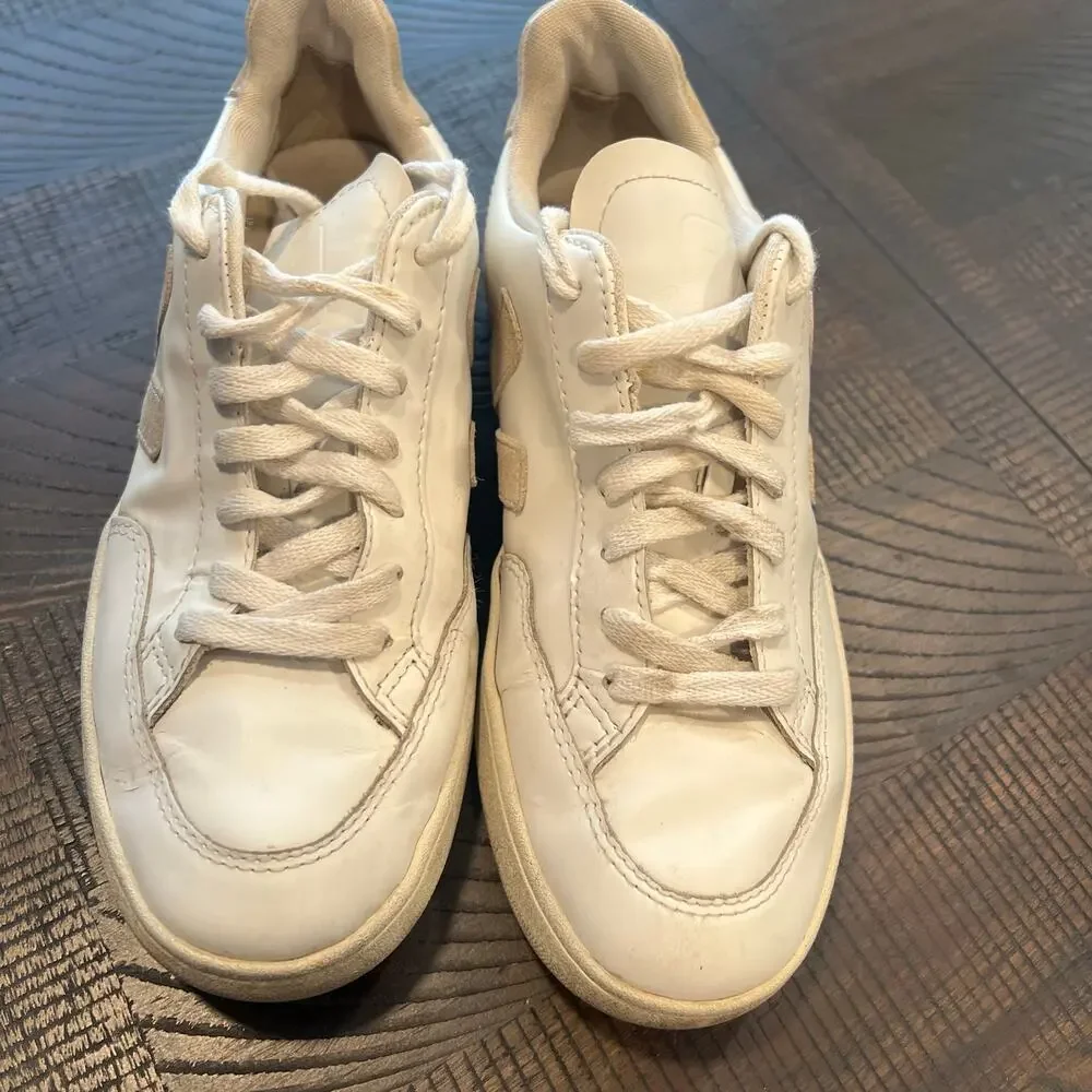 Veja 12 leather